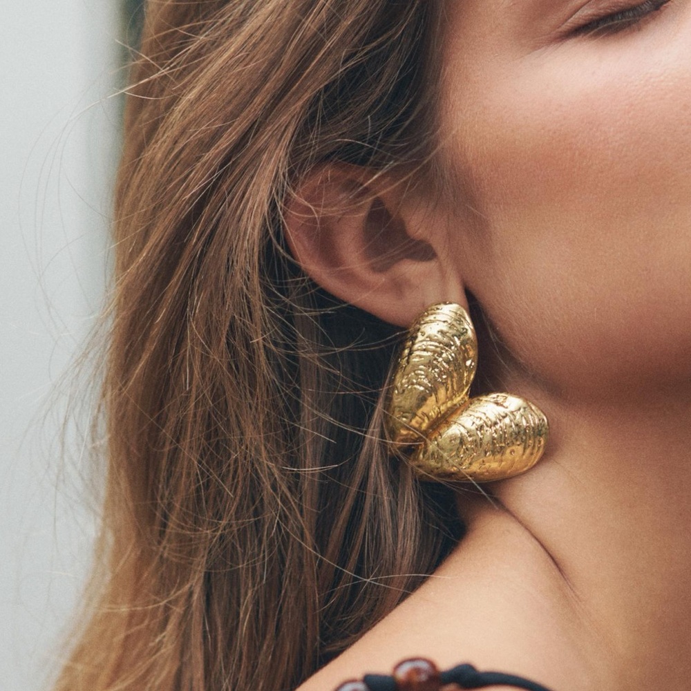 NWT Zara Gold Sculpted Mussel Earrings